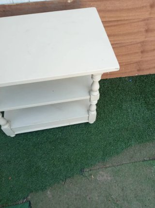 Mesa auxiliar antigua madera beige con ruedas.