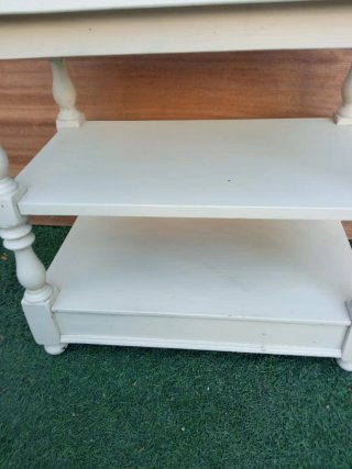 Mesa auxiliar antigua madera beige con ruedas.