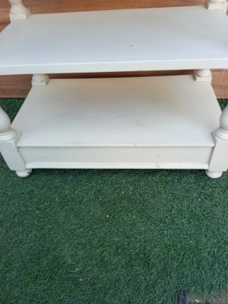 Mesa auxiliar antigua madera beige con ruedas.