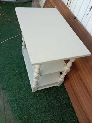 Mesa auxiliar antigua madera beige con ruedas.