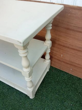 Mesa auxiliar antigua madera beige con ruedas.