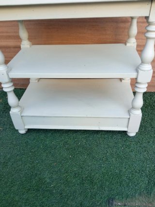 Mesa auxiliar antigua madera beige con ruedas.