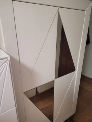 Mueble zapatero blanco y plateado