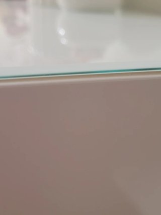 Mueble zapatero blanco y plateado