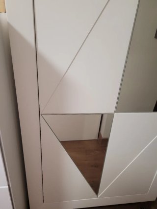 Mueble zapatero blanco y plateado