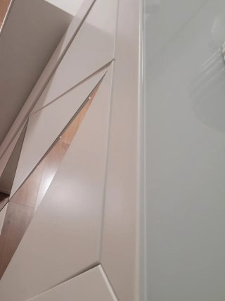 Mueble zapatero blanco y plateado