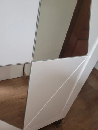 Mueble zapatero blanco y plateado