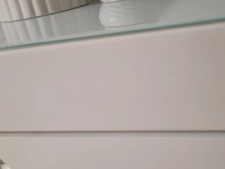 Mueble zapatero blanco y plateado