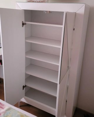 Mueble zapatero blanco y plateado
