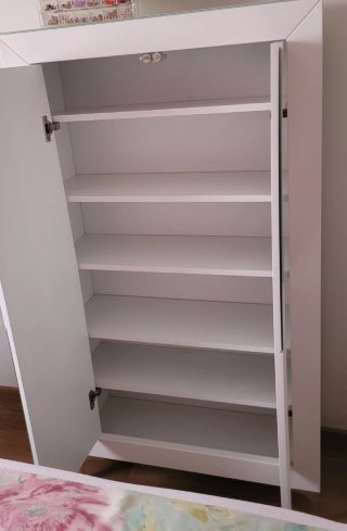 Mueble zapatero blanco y plateado