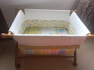 Minicuna con colchón y ruedas