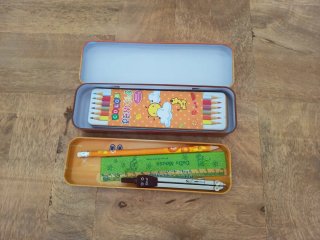 Estuche escolar metálico con dibujo