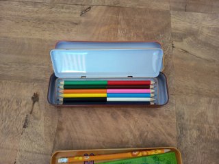 Estuche escolar metálico con dibujo
