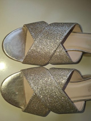 Sandalias doradas cruzadas mujer