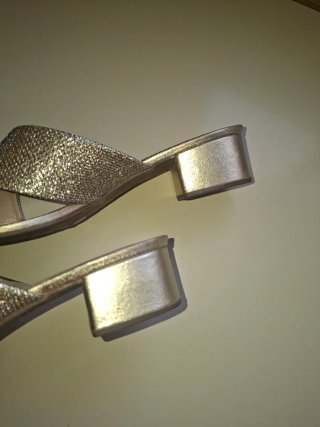 Sandalias doradas cruzadas mujer