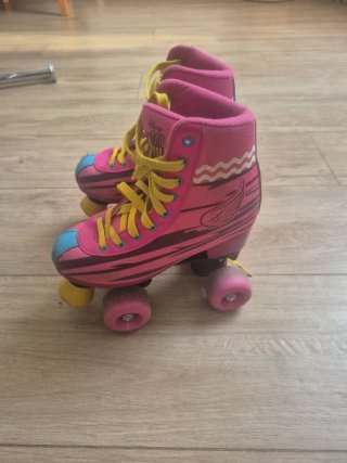 Patines de 4 ruedas rosas y amarillos
