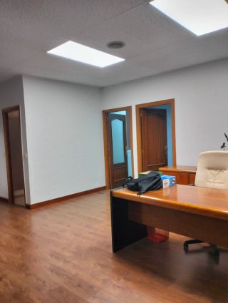 Cinco mesas de despacho clásicas de madera