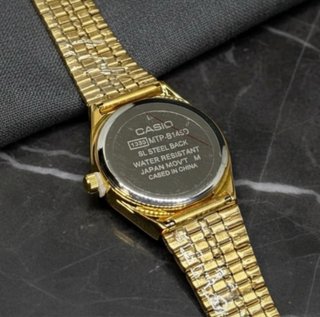 Unisex 35mm Casio MTP-B145 dorado con dial rojo