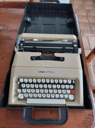 Máquina de escribir Olivetti Lettera 35 con maletí