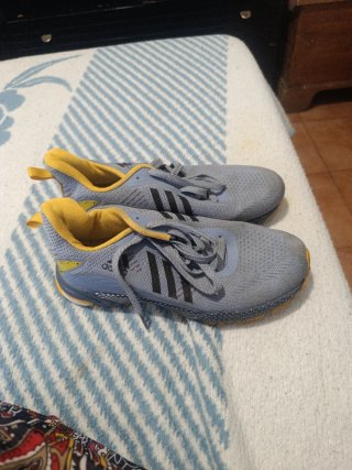 Zapatillas Adidas Gris y Amarillo