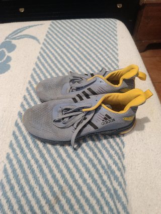 Zapatillas Adidas Gris y Amarillo