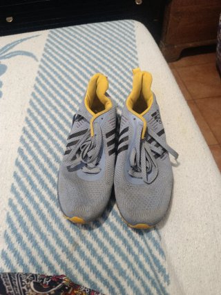 Zapatillas Adidas Gris y Amarillo