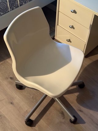 Escritorio blanco con silla y cajonera