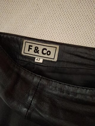 Falda de cuero negra corta