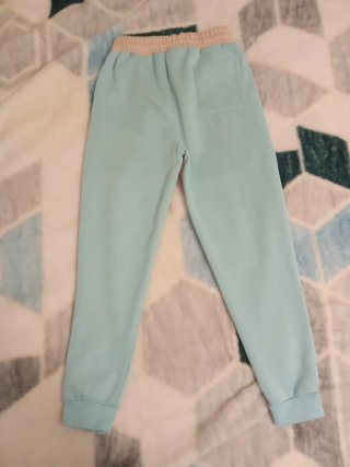 Sudadera con capucha azul y beige