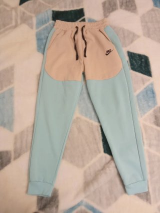 Sudadera con capucha azul y beige