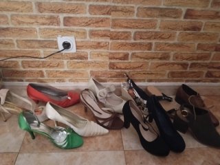 Zapatos varios,algunos están sin estrenar.