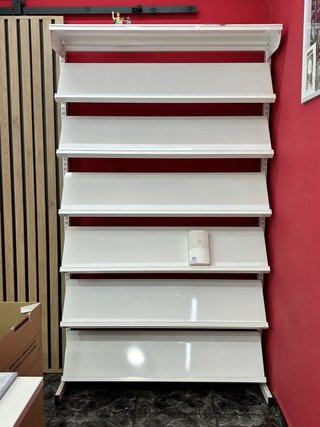 Estantería metálica blanca