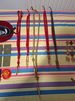 Lote Militaria Española: Insignias, Galones, Gorra