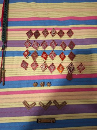 Lote Militaria Española: Insignias, Galones, Gorra