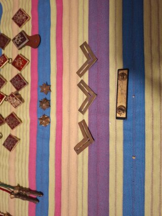 Lote Militaria Española: Insignias, Galones, Gorra