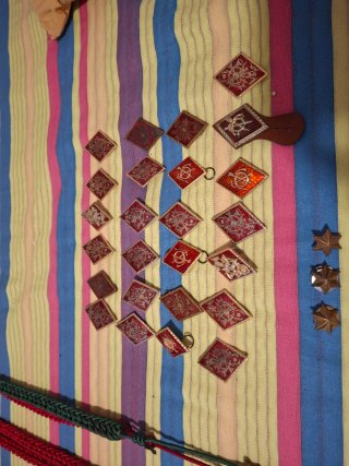 Lote Militaria Española: Insignias, Galones, Gorra