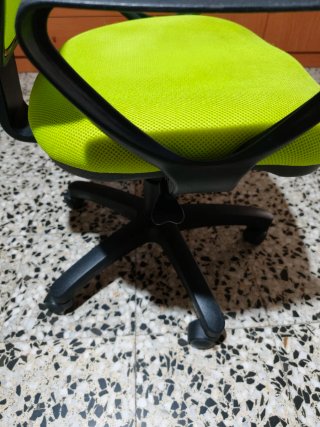 Silla de oficina ergonómica verde