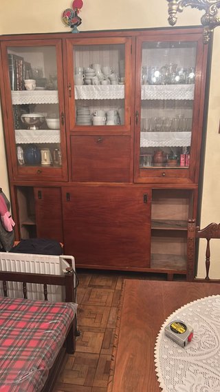 Alacena de madera con vitrina