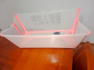 Bañera bebé con soporte y tapón marca Stokke