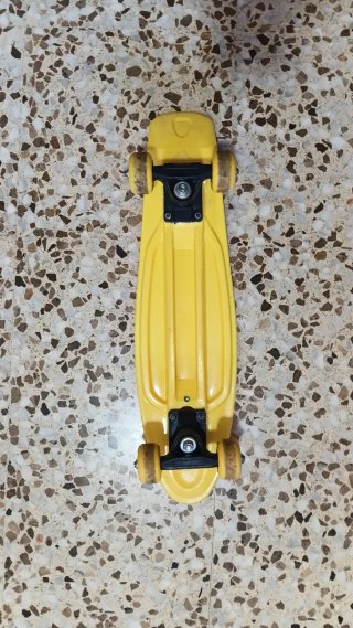 Skate Amarillo para Pasear y Jugar.