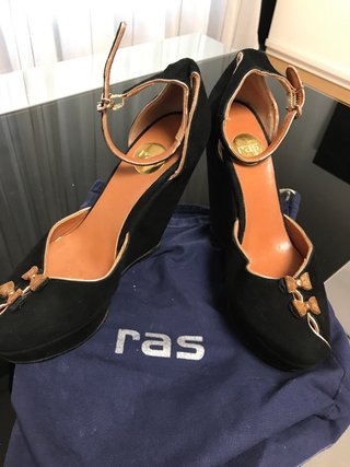 Zapatos de cuña negros y dorados