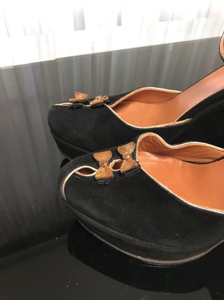 Zapatos de cuña negros y dorados