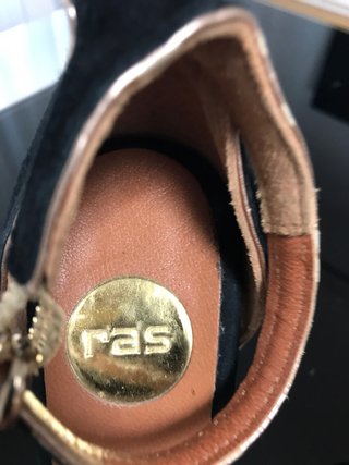 Zapatos de cuña negros y dorados
