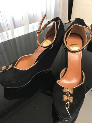 Zapatos de cuña negros y dorados