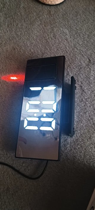 Reloj despertador digital con proyección