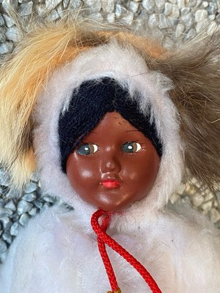 Muñeca Esquimal de Canadá con Etiqueta