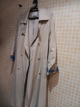 Gabardina beige con capa