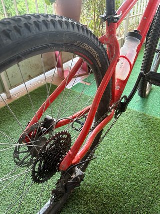 Bicicleta de montaña roja