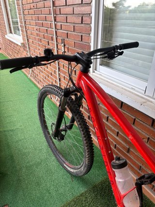 Bicicleta de montaña roja