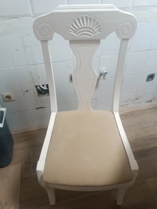 Mesa redonda blanca con 4 sillas